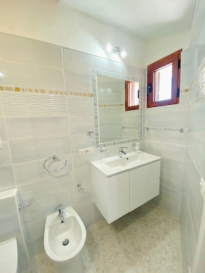 Studio | Salle de bain | Douche, sèche-cheveux, bidet, serviettes fournies