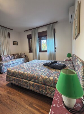 2 chambres, fer et planche à repasser, lit parapluie, Wi-Fi gratuit