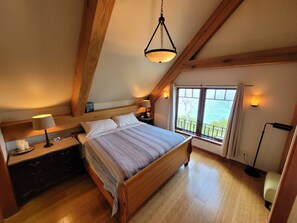 4 chambres, bureau, fer et planche à repasser, lit de bébé portatif