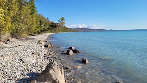 On the beach - Custom Lake Michigan home with amazing views (Leland)