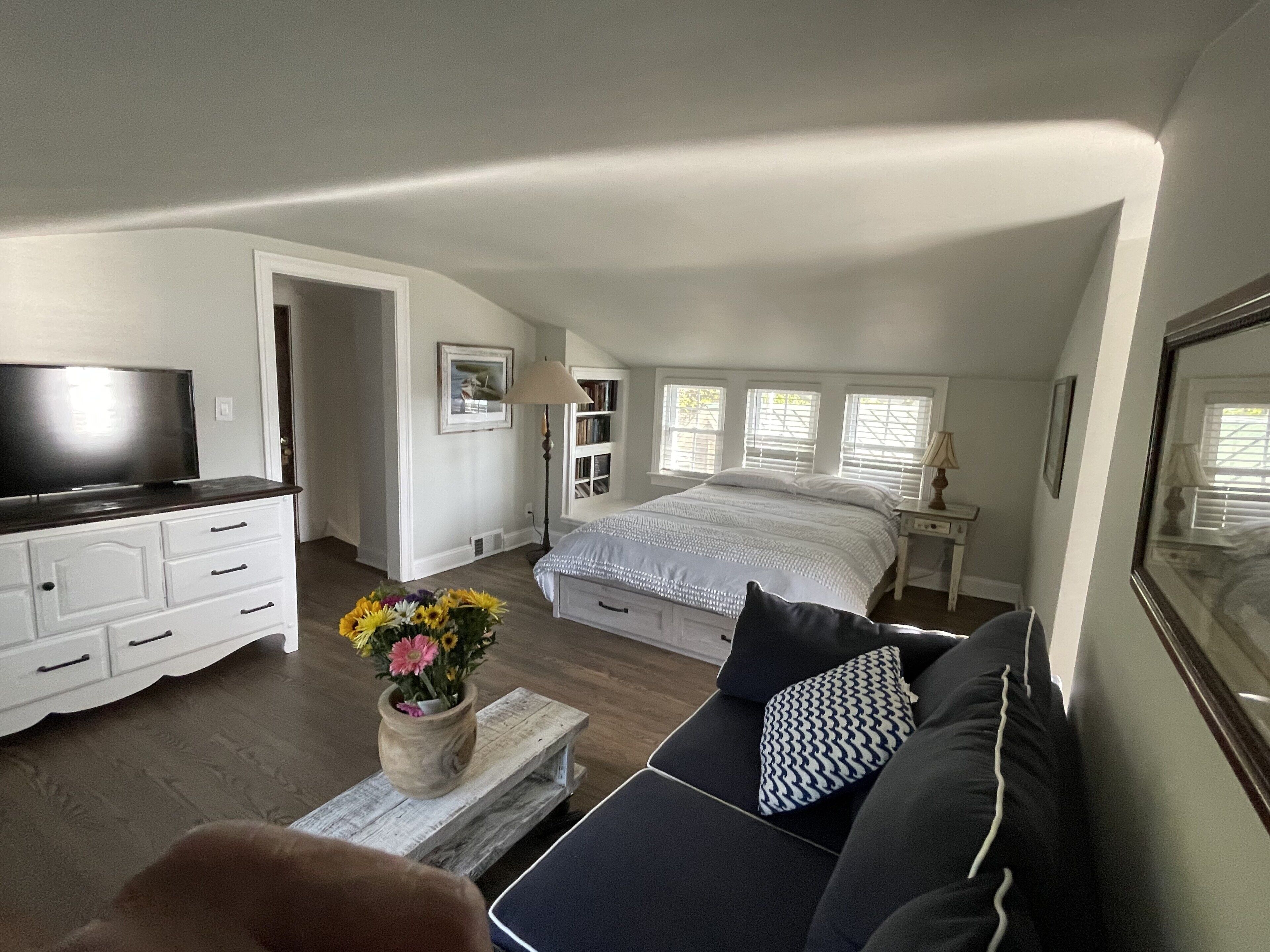 Northport quaint restored Boathouse with sunset views!