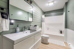 Combined shower/tub, hair dryer - Modern 2 Bedroom with Outdoor Space (Ithaca)