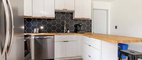 Frigorifero, microonde, forno, piano cottura
