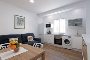 Een koelkast, een microgolfoven, een oven