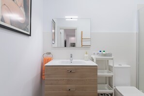 Een douche, een haardroger, handdoeken