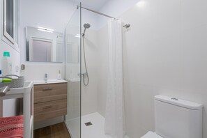 Een douche, een haardroger, handdoeken