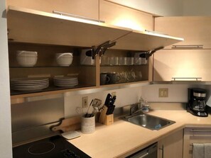 Kühlschrank, Mikrowelle, Wasserkocher mit Kaffee-/Teezubehör