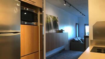 Jääkaappi, mikroaaltouuni, kahvin-/teenkeitin