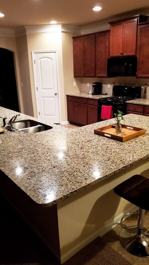 Fridge, microwave, oven, stovetop - Private Bedroom with private bathroom free Parking and self check in (Lawrenceville)