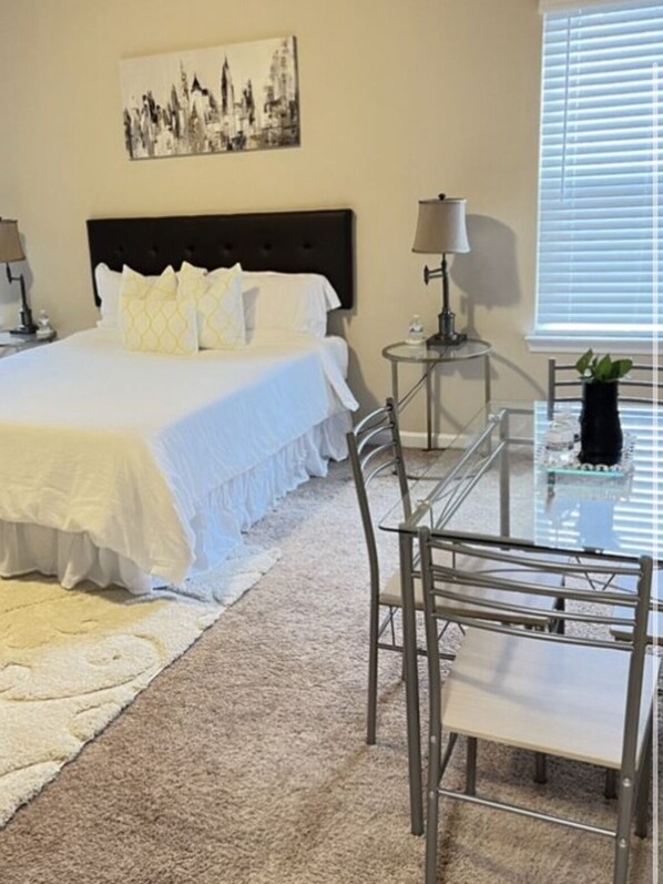 1 bedroom, desk, free WiFi, bed sheets - Private Bedroom with private bathroom free Parking and self check in (Lawrenceville)