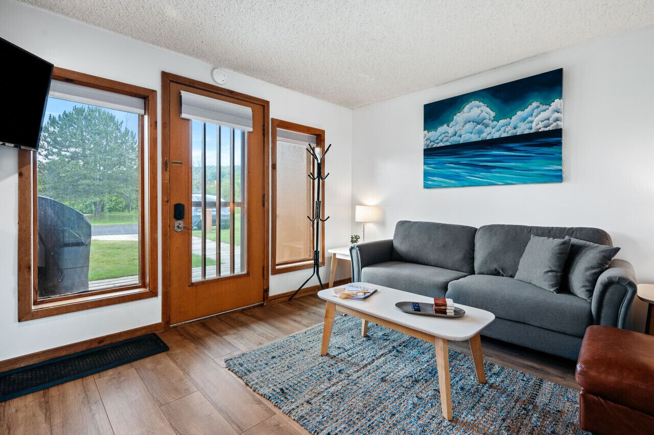 Cozy condo- walk to the ski lift and Ivan's!