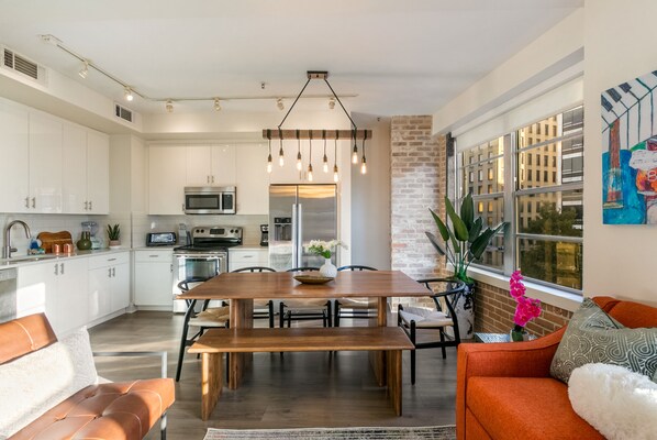 Appart'hôtel Luxe, 4 chambres | Cuisine privée | Grand réfrigérateur, micro-ondes, four, plaque de cuisson