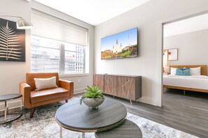 Appart'hôtel Luxe, 4 chambres | Salle de séjour | Télévision à écran plat de 65 pouces avec chaînes numériques, télévision