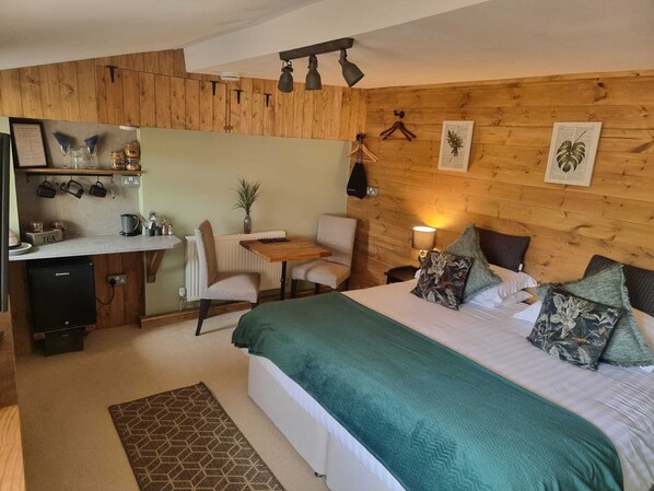 Superior Double Room, Ensuite (Courtyard room)