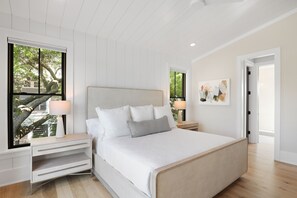 8 bedrooms, free WiFi, bed sheets, wheelchair access - Luxury Designer Home, Pool & Hot Tub, Elevator, Across From Beach Access (Isle of Palms)