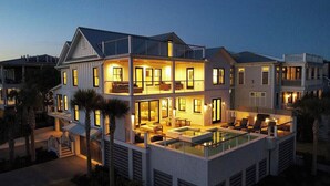 Une maison à deux étages avec un balcon et une piscine.