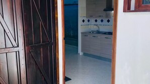 Una cocina con salpicadero de azulejos y estufa a gas.