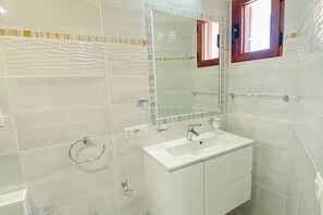 Studio | Badezimmer | Dusche, Haartrockner, Bidet, Handtücher