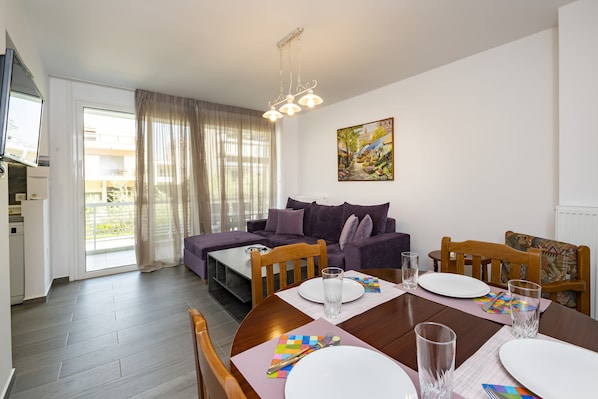 Familienapartment, 2 Schlafzimmer, Nichtraucher, Stadtblick | Wohnbereich