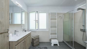 Family Apartment, 2 Bedrooms, Non Smoking, City View | Bathroom | Shower, rainfall showerhead, free toiletries, hair dryer