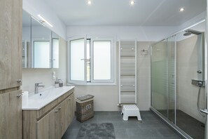 家庭公寓, 2 间卧室, 无烟房, 城市景观 | 浴室 | 淋浴设施、大花洒淋浴喷头、免费洗浴用品、吹风机