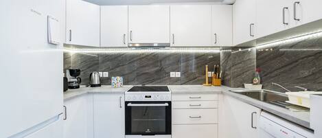 Departamento familiar, 2 habitaciones, para no fumadores, vista a la ciudad | Cocina privada | Refrigerador con congelador, horno, parrilla de estufa y lavavajillas