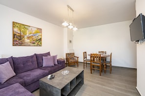 Familienapartment, 2 Schlafzimmer, Nichtraucher, Stadtblick | Wohnbereich