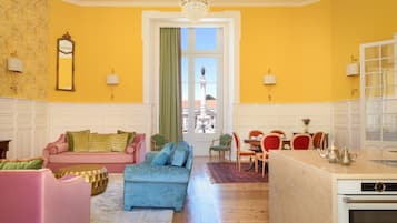Apartamento presidencial, 1 habitación | Zona de estar | Smart TV de 35 pulgadas con canales por cable, una televisión
