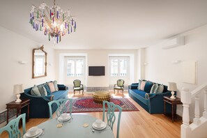 Departamento, 2 habitaciones | Área de sala de estar | Smart TV de 35 pulgadas con canales por cable y televisión 