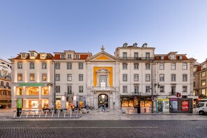 A historic building with a central entrance, multiple stories, and a traditional European architectural style. - Residentas Arco do Bandeira (Lisbon)