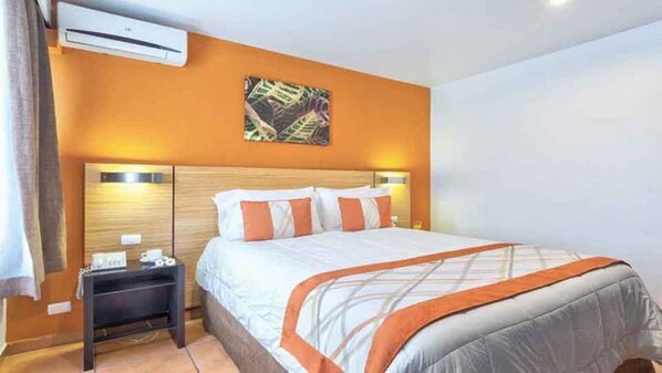 2 chambres, fer et planche à repasser, lit de bébé portatif