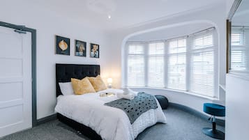 3 bedrooms, desk, iron/ironing board, travel crib