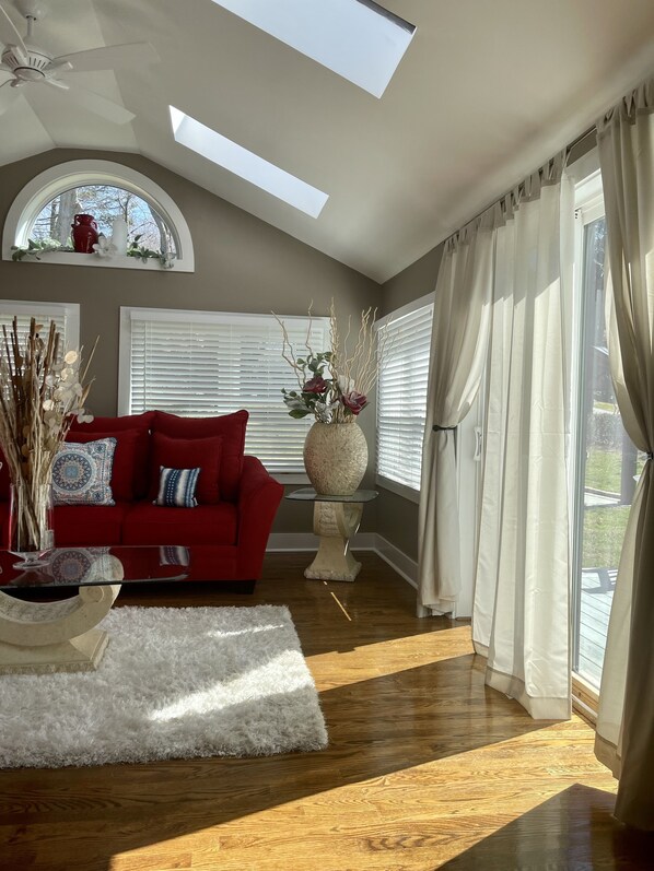 Smart TV, fireplace - A Peaceful Mystical Stay!!! (Mystic)