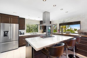 Fridge, microwave, oven, stovetop - 'Joplin House' Poolside Paradise, Amazing Views (Palm Springs)