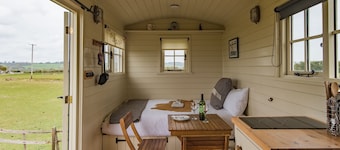 Romney Marsh Huts by Bloom Stays - beautiful shepherds hut that sleeps 4 guests in 2 bedrooms