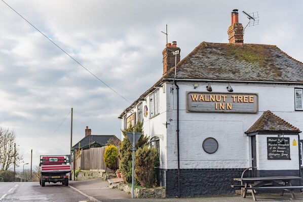A building with a sign reading "Walnut Tree Inn". - Romney Marsh Huts by Bloom Stays - beautiful shepherds hut that sleeps 4 guests in 2 bedrooms (Ashford)