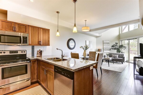 Een koelkast, een microgolfoven, een oven, een kookplaat