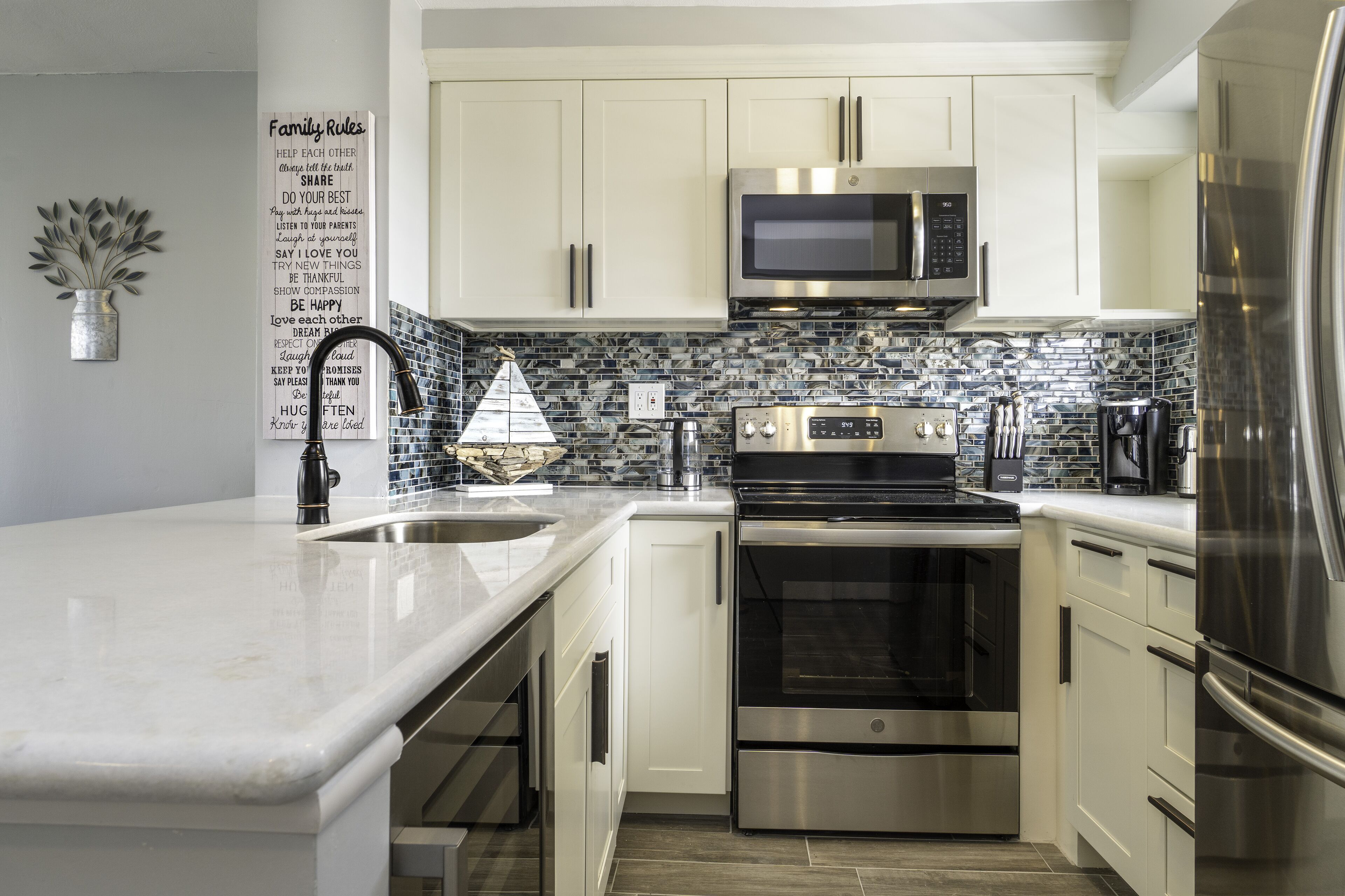 FREE Parking 2 Bedroom Waikiki Condo