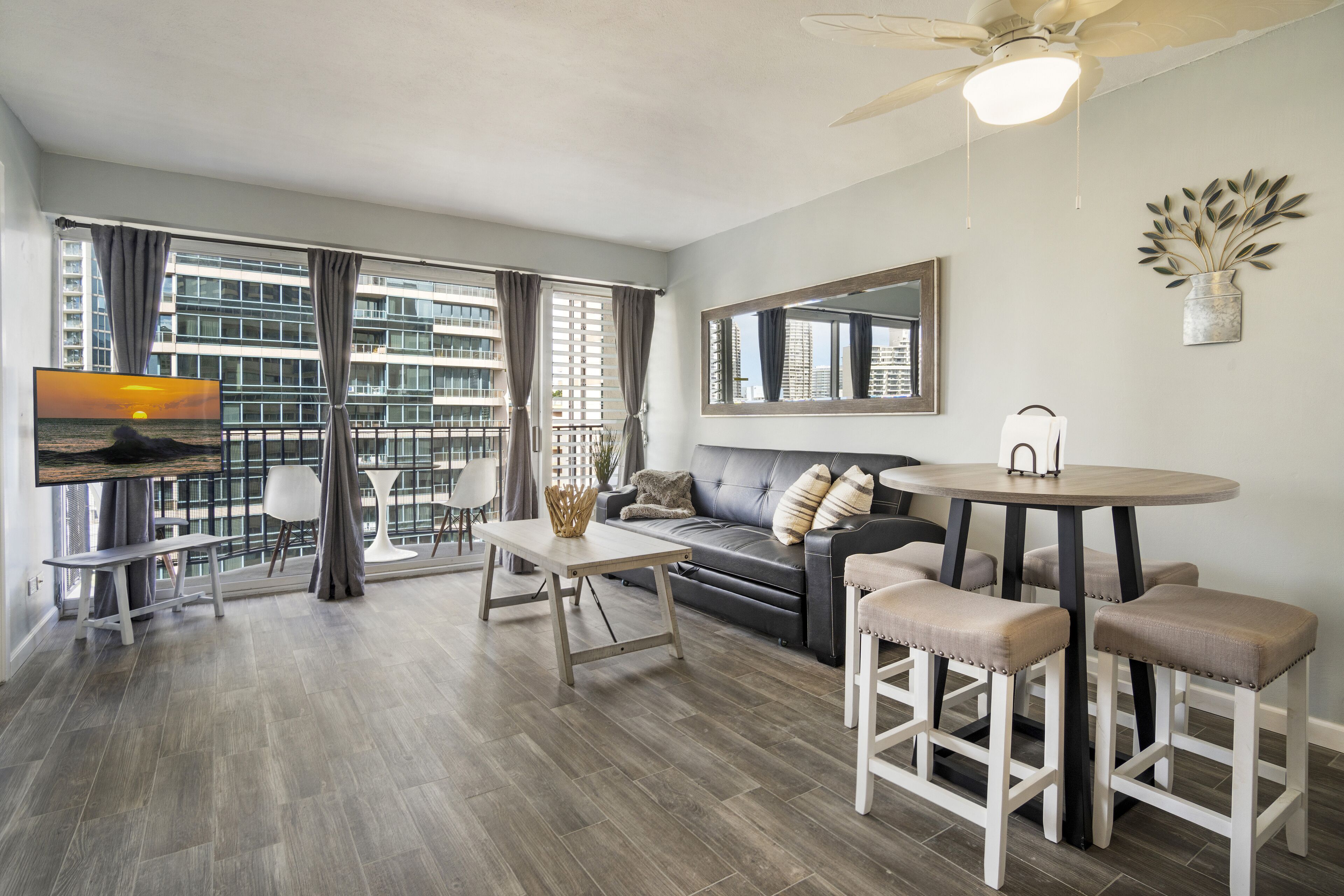 FREE Parking 2 Bedroom Waikiki Condo