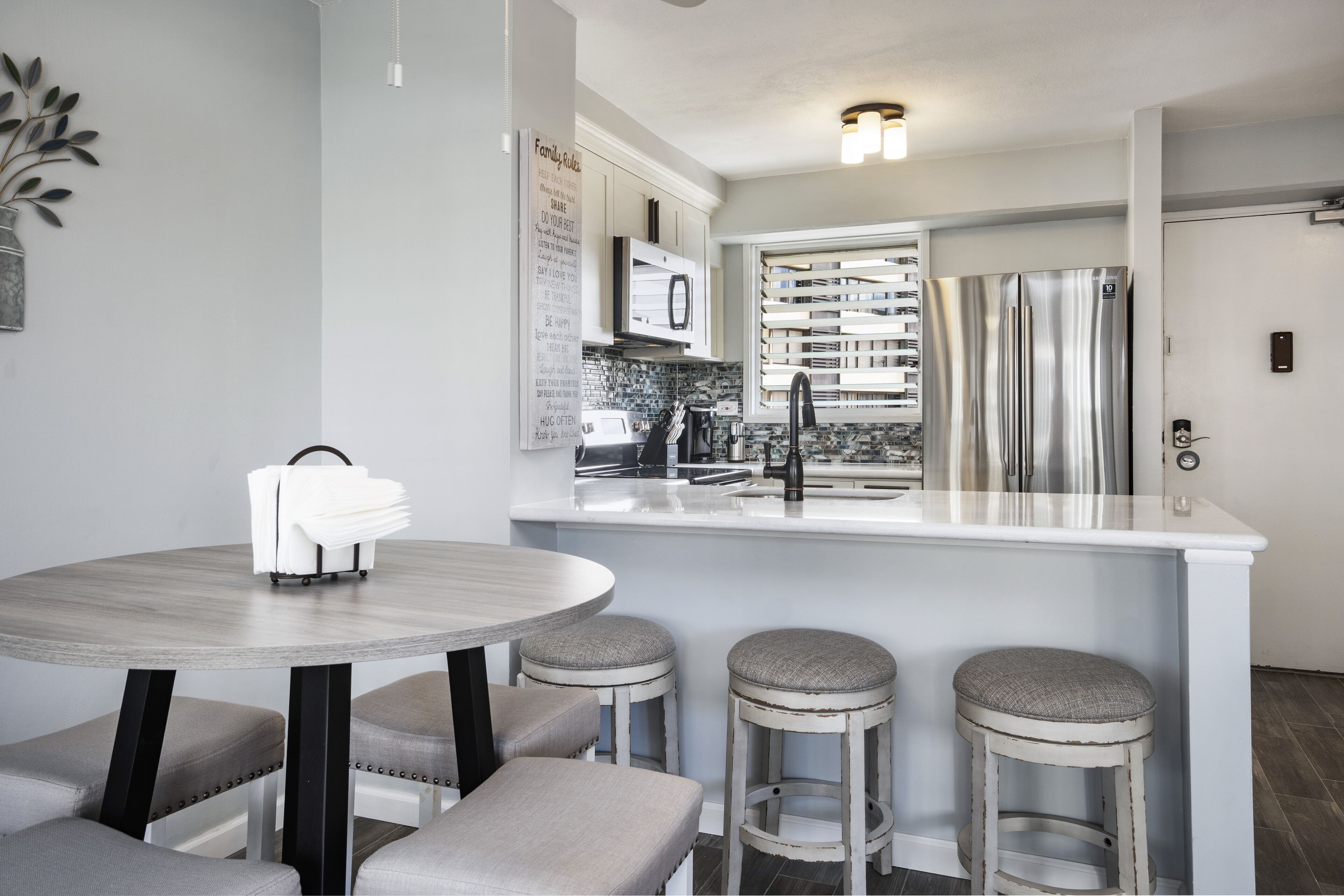 FREE Parking 2 Bedroom Waikiki Condo