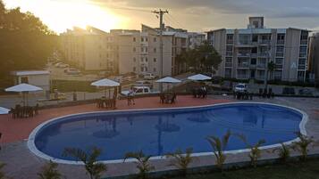 Una piscina al aire libre