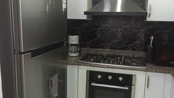 Microwave, oven, dishwasher, coffee/tea maker