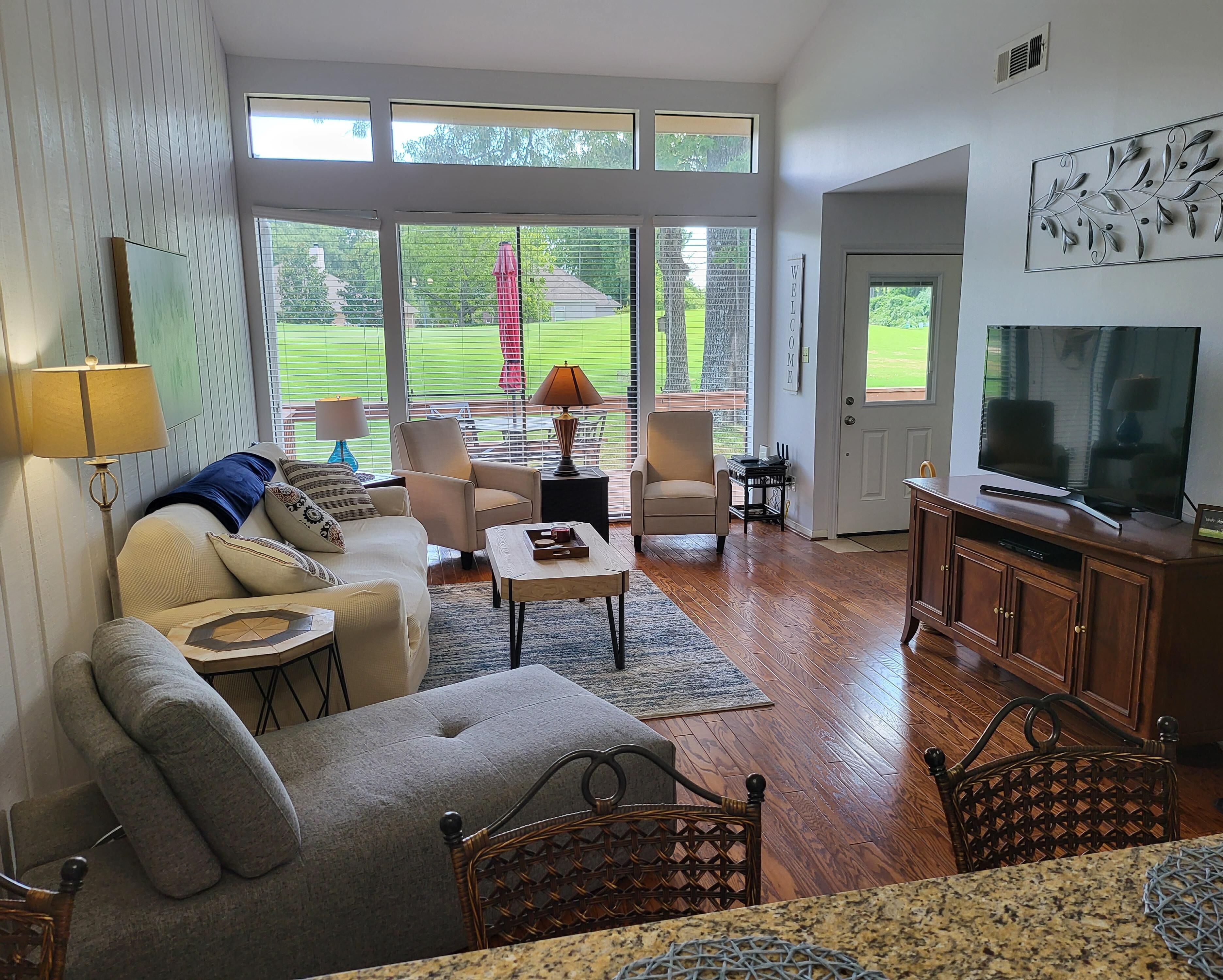 Spacious 3/2 on the 2nd green at April Sounds red golf course