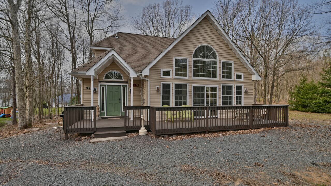 Mountain Chalet with A/C,  Hot Tub and pool table in Amenity Filled Community!