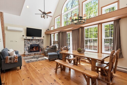 Pet-Friendly Pocono Chalet: Master Suite, BBQ, Hot Tub, 2 Decks and Pool Table!