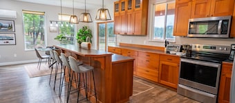 â„ Riverfront Fishing Lodge w/ Hot Tub 5 Mins to Townâ„