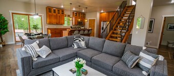 ♥ Riverfront Fishing Lodge w/ Hot Tub 5 Mins to Town♥ 