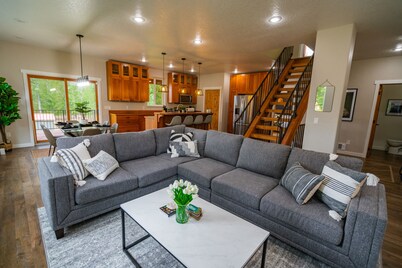 ♥ Riverfront Fishing Lodge w/ Hot Tub 5 Mins to Town♥ 