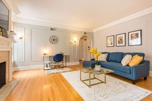 Smart TV - Downtown Guild #4 | Mag Mile, Gold Coast (Chicago)