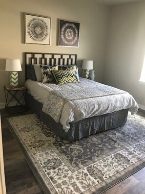 4 bedrooms, desk, iron/ironing board, travel cot - Vacation In STYLE! 2 minutes to Road America, Beach, Golf, Downtown Elkhart Lake (Elkhart Lake)
